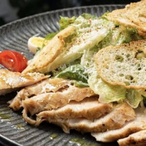 Цезарь с нежной курицей и пикантной крошкой из бекона