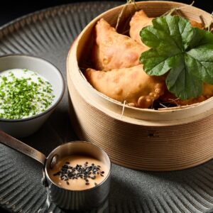 Мини-чебуреки с ягнёнком, вялеными томатами и нотами тимьяна