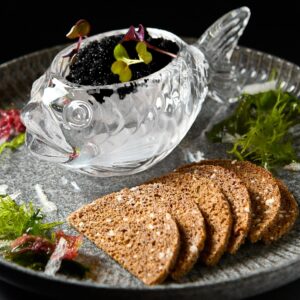 Икра чёрная, осетровая, зернистая с криспами из ржаного хлеба
