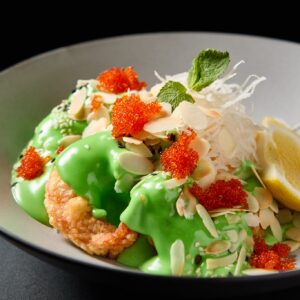 Креветки васаби с дайконом, морковью и лепестками миндаля