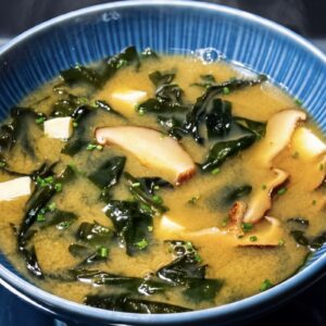 Мисо суп с кусочками тофу, грибами шиитаке и водорослями вакаме