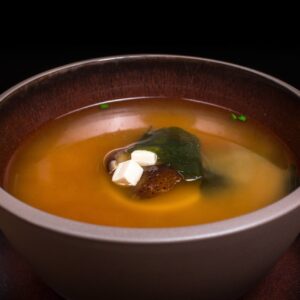 Мисо суп с кусочками тофу, грибами шиитаке и водорослями вакаме