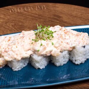 Ролл Вулкан с кусочками морского гребешка, сливочным сыром и японским майонезом