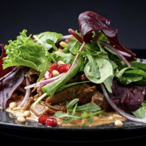 Салат с томлёной уткой конфи и дольками цитрусовых в пряном соусе хойсин