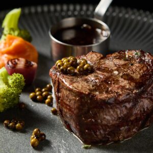 Филе-миньон стейк с копчёным луком и соусом из красного вина