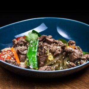 Стеклянная лапша с говядиной, овощами, кунжутным маслом, кинзой и острым соусом Чили бин