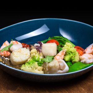 Стеклянная лапша с морепродуктами, овощами, кунжутным маслом, кинзой и острым соусом Чили бин