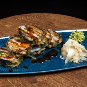 Тёплый ролл с морепродуктами в темпурной муке