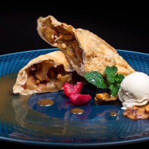 Венский яблочный штрудель с корицей, изюмом и кедровыми орешками