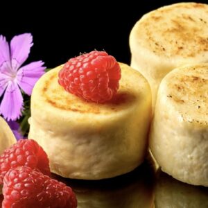 Фирменные сырники из домашнего творога с густой фермерской сметаной и ягодным соусом