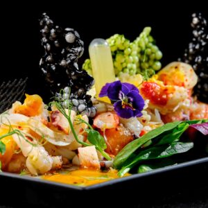 Теплый салат с морепродуктами от шефа в цитрусовом соусе