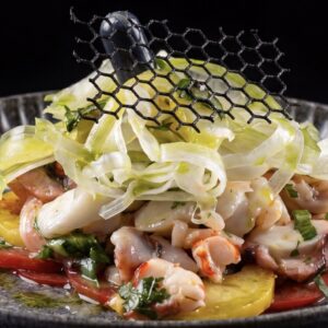 Теплый салат с морепродуктами от шефа в цитрусовом соусе