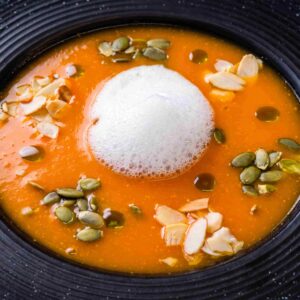 Тыквенный суп с семечками и кокосовым молоком