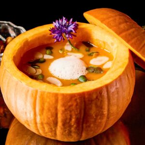 Тыквенный суп с семечками и кокосовым молоком