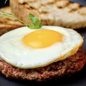 Бифштекс из мраморной говядины с яйцом и соусом из трав