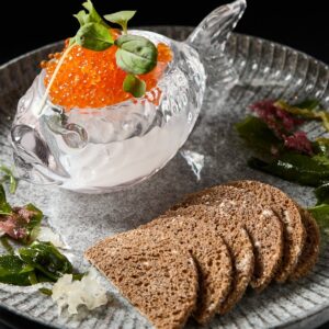 Икра красная зернистая с тостами из ржаного хлеба