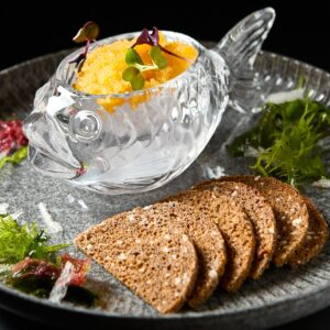 Икра щуки зернистая с тостами из ржаного хлеба