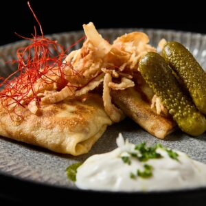 Домашние блинчики с уткой конфи, хрустящим луком и сметаной