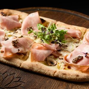 Pizza con formaggio di capra, prosciutto e tartufo