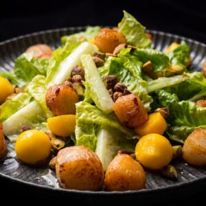 Летний салат с нежными гребешками, сладким манго, фисташкой и нотками цитруса