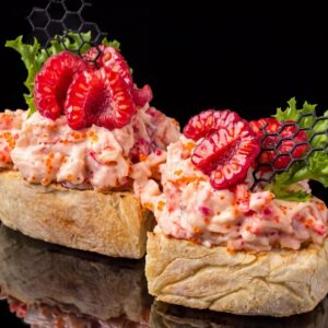 Брускетта с крабом и малиной